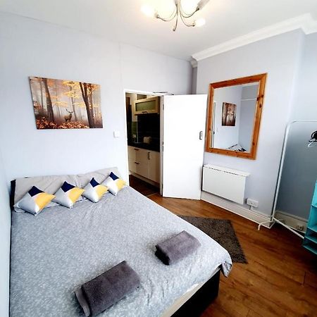 3 Bedroom Apartment Next To Westcliff-On-Sea Station Southend-on-Sea Eksteriør bilde