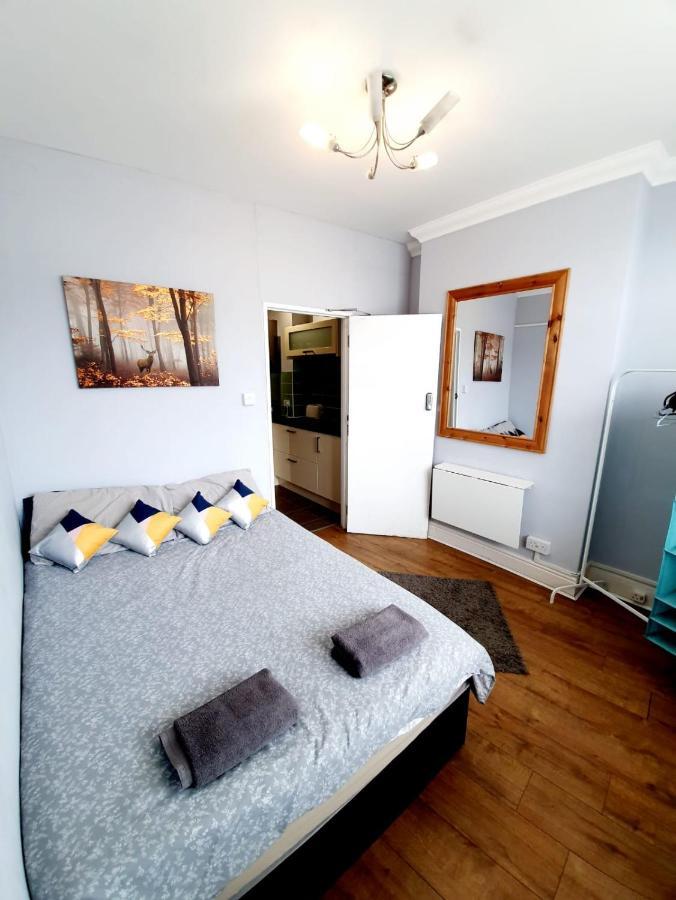 3 Bedroom Apartment Next To Westcliff-On-Sea Station Southend-on-Sea Eksteriør bilde